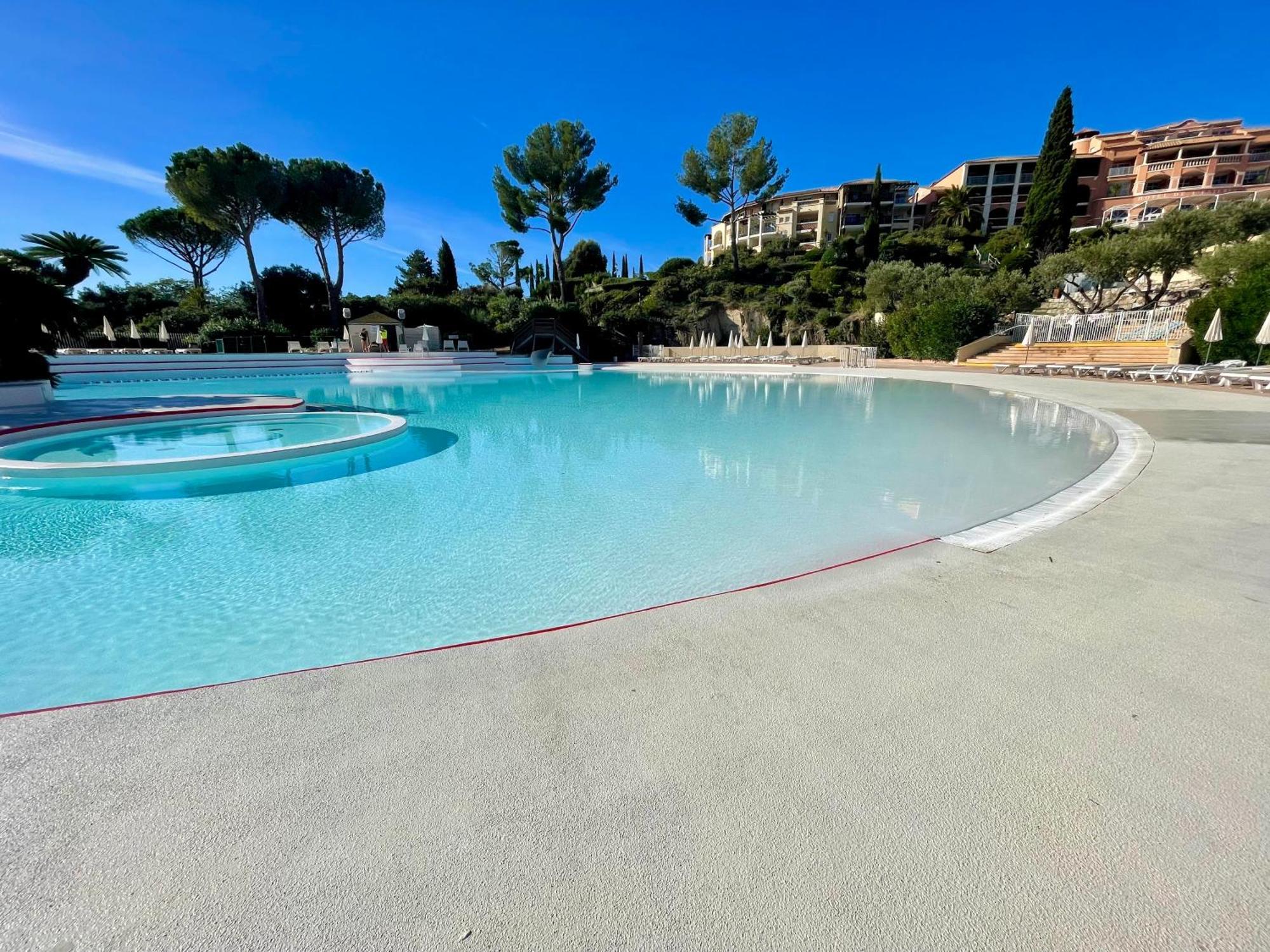 Village Cap Esterel, Piscine, Plage Saint-Raphaël Exterior foto